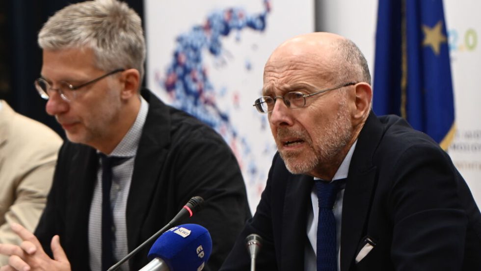 Ο υπουργός Επικρατείας Αρης Σκέρτσος και ο υφυπουργός Υγείας Δημήτρης Βαρτζόπουλος κατά τη χθεσινή παρουσίαση του... μεγαλόπνοου σχεδίου